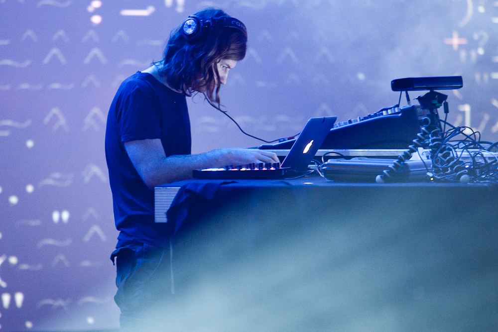 How the biggest electronic acts play their music live | buttons&knobs